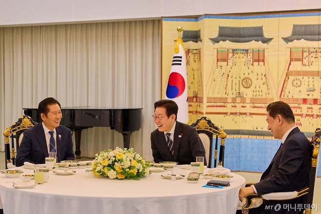 이재명 대통령이 9일 서울 서울 한남동 관저에서 정청래 더불어민주당 대표, 김병기 원내대표와 저녁 만찬 회동을 하고 있다./사진=뉴시스