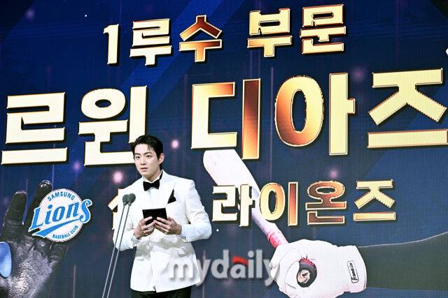 삼성 구자욱이 9일 오후 서울 잠실 롯데호텔에서 진행된 '2025 KBO 골든글러브 시상식'에서 디아즈의 1루수 부문 골든글러브상을 대리 수상하고 있다. 포지션별 최고 선수를 가리는 '2025 KBO 골든글러브 시상식'은 투수와 포수, 지명타자, 1루수, 2루수, 3루수, 유격수, 외야수(3명) 등 총 10개 부문에 걸쳐 최고의 선수를 가린다./마이데일리