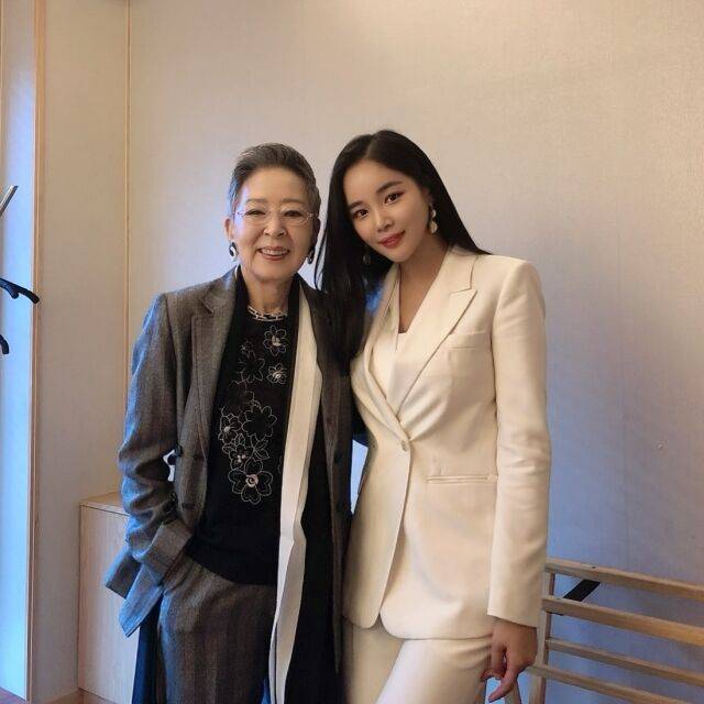 김지미, 조정민 / 소셜미디어