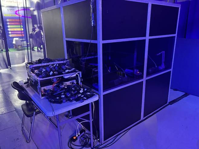 10일 개막한 컴업2025 현장 메인 발표장에 설치된 통역 부스. 현장 관계자는 ‘오전 세션에만 통역사가 직접 통역했다’고 설명했다. 반납된 이어폰세트가 쌓여 있다. 이날 행사 번역은 AI가 담당했고, 번역된 발표문은 화면에 자막으로 처리됐다. [홍석희 기자]