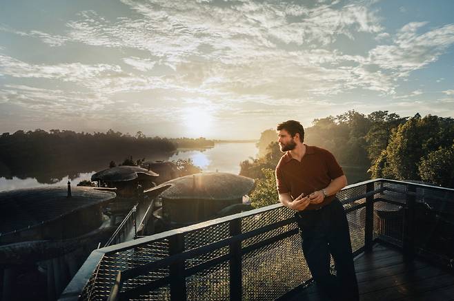 싱가포르 고공여행(High Life). 만다이 레인포레스트 리조트 바이 반얀트리를 방문한 배우 데이비드 코런스웻