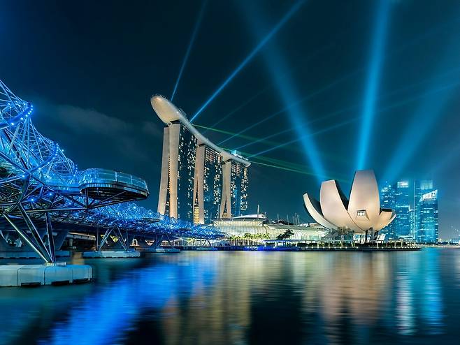 마리나 베이샌즈 호텔 배 처럼 생긴 지점, 루프탑 풀장에서의 고공여행 겸험도 기가 막히다.