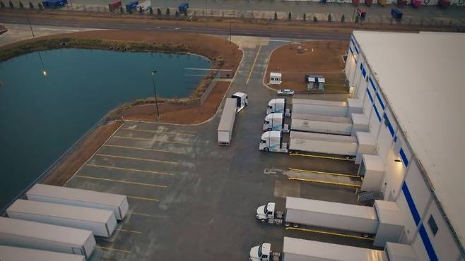 [엘라벨(미 조지아)=뉴시스] 현대글로비스가 HMGMA 물류 현장에서 운용 중인 엑시언트수소전기트럭 모습. (사진=현대차그룹 제공) 2025.03.26 photo@newsis.com *재판매 및 DB 금지