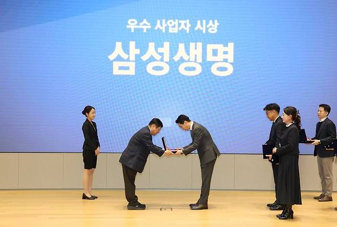 [서울=뉴시스] 지난 1일 삼성금융캠퍼스에서 열린 '퇴직연금발전협의회 정기총회 사업자평가 시상'에서 삼성생명 장정수 연금3사업부장이 보험업권 우수 사업자 선정에 따른 상장을 수여받고 있다. (사진=삼성생명 제공) 2025.12.10. photo@newsis.com *재판매 및 DB 금지