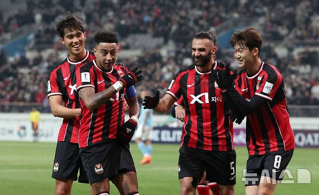[서울=뉴시스] 김선웅 기자 = 10일 서울 마포구 서울월드컵경기장에서 열린 2025-2026시즌 아시아축구연맹(AFC) 챔피언스리그 엘리트(ACLE) 리그 스테이지 6차전 FC서울 vs 멜버른 시티 경기, FC서울 린가드가 골을 성공시킨 뒤 세레머니를 하고 있다. 2025.12.10. mangusta@newsis.com
