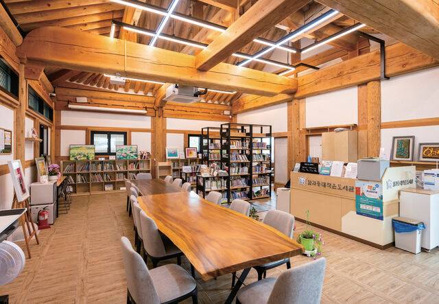 김씨는 함라면 기초생활거점조성사업 주민위원으로 활동하며 마을신문과 작은도서관 운영에 참여하고 있다.