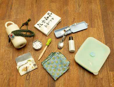 환경운동가의 가방엔 무엇이 들어 있을까. 고체 치약과 나무 칫솔, 손수건, 텀블러 등을 챙겨 다닌다. 두유 팩을 재활용해 만든 카드 지갑이 눈에 띈다. 고씨가 직접 만들었단다.