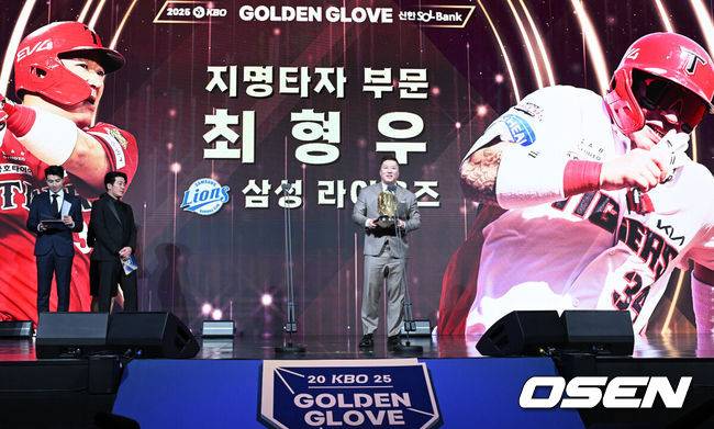 [OSEN=조은정 기자] 9일 오후 서울 송파구 잠실동 롯데호텔 월드에서 2025 신한은행 SOL 뱅크 KBO 골든글러브 시상식이 열렸다.KBO 골든글러브 시상식은 포지션별 최고의 선수를 가리는 자리로 올 시즌의 대미를 장식하는 자리다.&nbsp;지명타자 부문 수상한 삼성 최형우가 소감을 전하고 있다. 2025.12.09 /cej@osen.co.kr