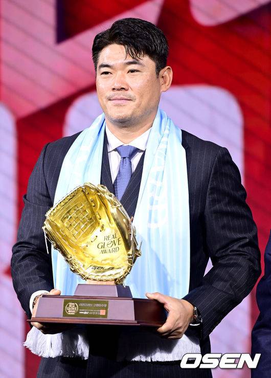 [OSEN=최규한 기자] 1일 오전 서울 광장동 그랜드 워커힐 서울에서 ‘리얼 글러브 어워드’ 시상식이 열렸다.리얼글러브 어워드는 한국 프로야구 선수들이 직접 투표를 통해 동료 선수들의 활약을 평가하고 각 포지션별 최고의 선수를 선정하는 국내 유일의 선수 주도형 시상식이다.SSG 노경은이 구원투수상을 수상한 뒤 포즈를 취하고 있다. 2025.12.01 / dreamer@osen.co.kr