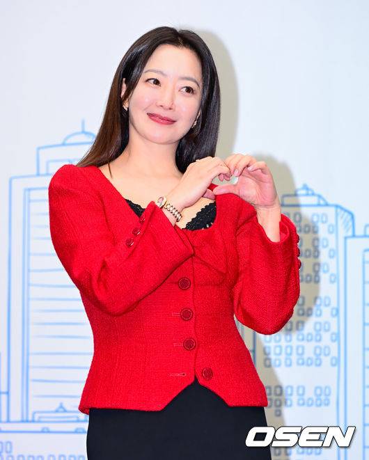 [OSEN=지형준 기자] 10일 오후 서울 상암 스탠포드호텔에서 TV CHOSUN 새 월화미니시리즈 ‘다음생은 없으니까’ 제작발표회가 열렸다.‘다음생은 없으니까’(연출 김정민/극본 신이원/제작 티엠이그룹, 퍼스트맨스튜디오, 메가폰)는 매일 같은 하루, 육아 전쟁과 쳇바퀴 같은 직장생활에 지쳐가는, 마흔 하나 세 친구의 더 나은 ‘완생’을 위한 좌충우돌 코믹 성장기다.배우 김희선이 포즈를 취하고 있다. 2025.11.10 /jpnews@osen.co.kr