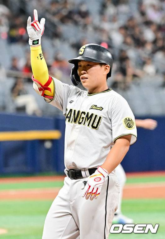 [OSEN=고척, 박준형 기자]  1일 오후 서울 고척 스카이돔에서 제1회 2025 KBO 퓨처스리그 챔피언결정전 KT 위즈와 상무의 경기가 진행됐다. 지난달 29일 열린 2025 퓨처스리그 챔피언 결정전 준결승전에서 남부리그 2위 KT는 북부리그 1위 한화 이글스에 10-6 역전승을 거뒀다. 남부리그 1위 상무는 북부리그 2위 LG 트윈스를 5-2로 꺾고 각각 결승 진출에 성공했다.3회말 1사 상무 류현인이 안타를 날린뒤 세리머니를 하고 있다.  2025.10.01 / soul1014@osen.co.kr