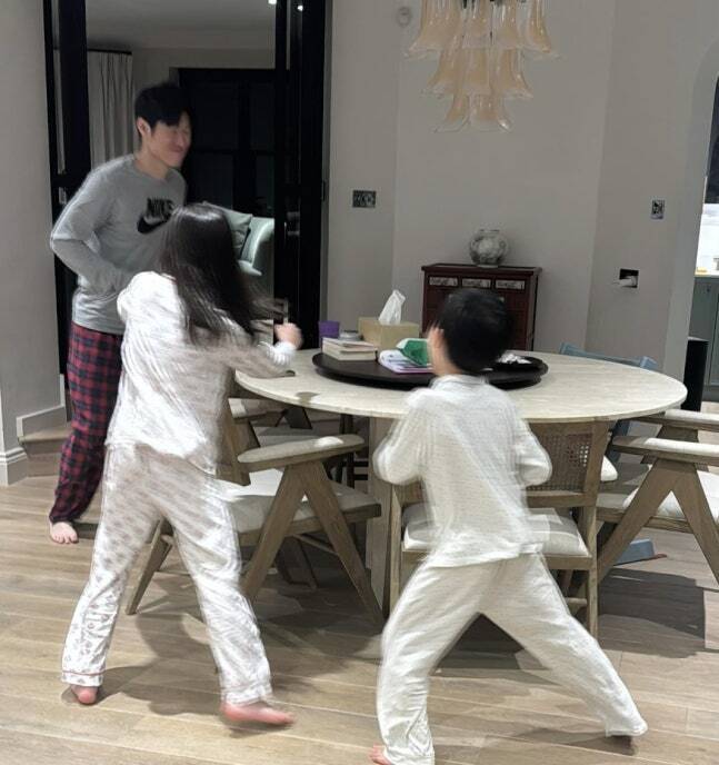 박지성과 두 남매의 장난스러운 일상. 김민지 인스타그램