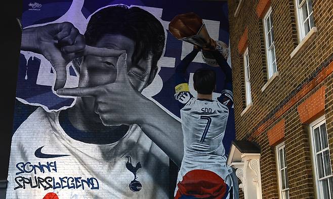 토트넘 홋스퍼가 손흥민의 업적을 기념하기 위해 제작한 벽화가 10일 공개됐다. 손흥민의 시그니처인 ‘찰칵 세리머니’ 장면과 2024∼2025 유로파리그 우승 트로피를 들어 올리는 뒷모습이 담겨 있다. 런던=EPA연합뉴스