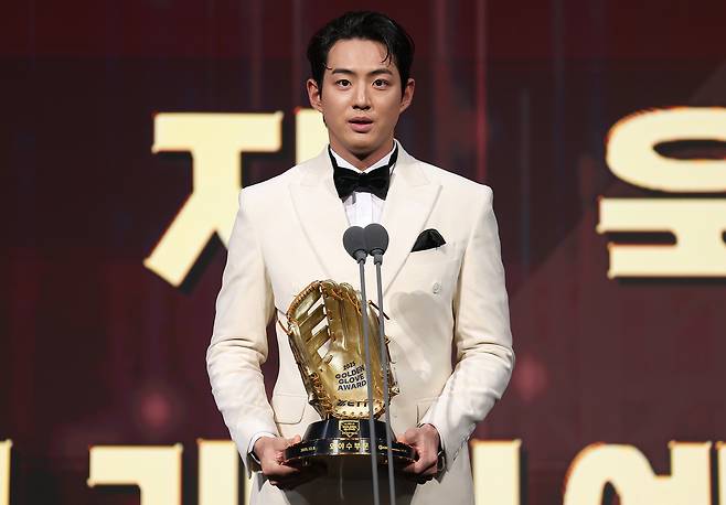 9일 서울 송파구 롯데호텔 월드에서 열린 프로야구 2025 신한 SOL뱅크 골든글러브 시상식에서 외야수 부문을 수상한 구자욱이 소감을 말하고 있다. 연합뉴스