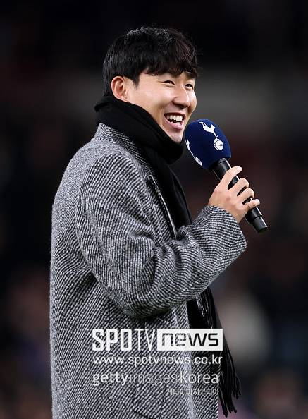 손흥민은 10일(한국시간) 토트넘홋스퍼스타디움에 방문해 마이크를 들고 “정말 놀라운 10년이었습니다. 여러분을 절대 잊지 않겠습니다. 저는 언제나 토트넘입니다. 여러분 모두를 사랑합니다. COME ON YOU SPURS”라며 작별 인사를 전했다. 말을 마친 뒤 눈시울이 붉어진 장면이 전광판에 잡혔고, 팬들은 흔들리는 목소리에 기립 박수로 응답했다