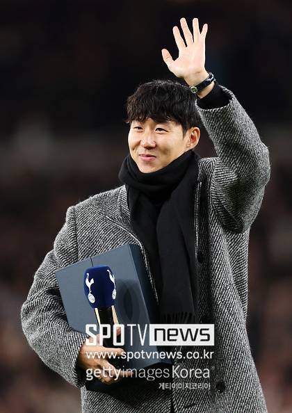 손흥민은 10일(한국시간) 토트넘홋스퍼스타디움에 방문해 마이크를 들고 “정말 놀라운 10년이었습니다. 여러분을 절대 잊지 않겠습니다. 저는 언제나 토트넘입니다. 여러분 모두를 사랑합니다. COME ON YOU SPURS”라며 작별 인사를 전했다. 말을 마친 뒤 눈시울이 붉어진 장면이 전광판에 잡혔고, 팬들은 흔들리는 목소리에 기립 박수로 응답했다