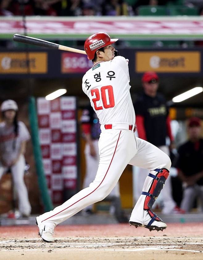 ▲ 조형우는 타격폼 수정에 나섬과 동시에 수비 훈련도 잊지 않으며 바쁜 오프시즌을 예고하고 있다 ⓒSSG랜더스