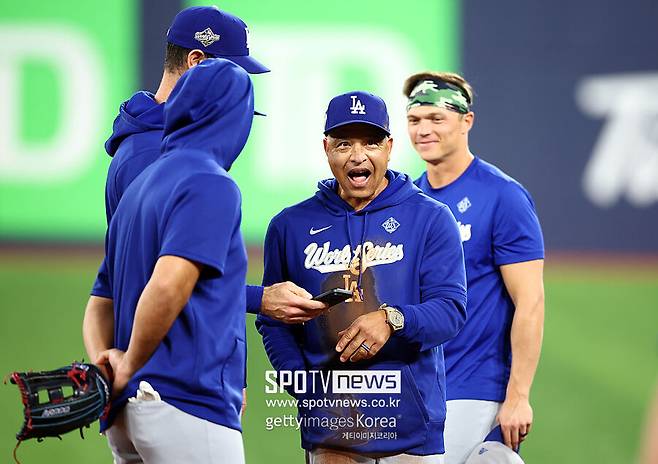 ▲ 선수들은 로버츠 감독의 우스꽝스러운 모습이 팀 분위기 전환에 도움이 됐다고 입을 모은다
