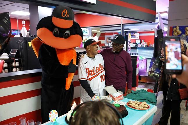 볼티모어 팬 아서 그린(가운데)이 109세 생일을 맞이해 전 볼티모어 선수 앨 범브리와 기념촬영을 하고 있다. /사진=볼티모어 오리올스 제공
