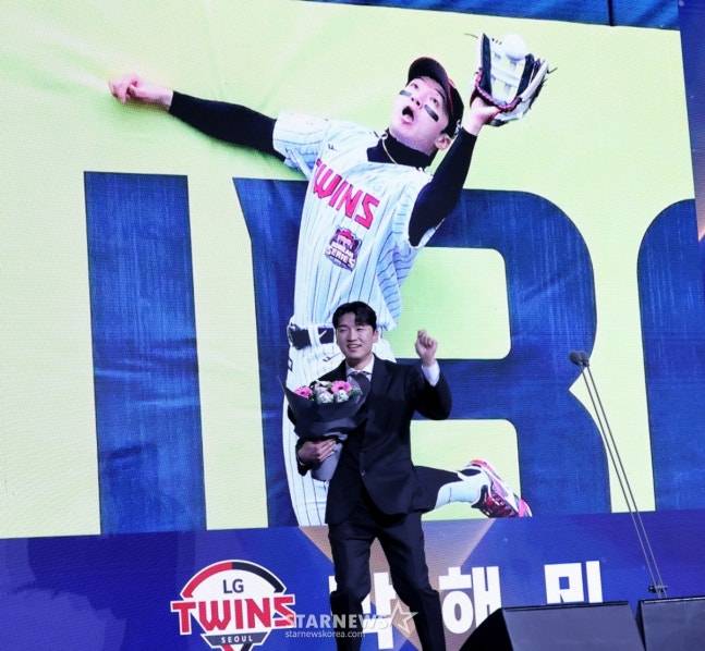 LG 박해민이 9일 서울 잠실 롯데호텔 월드에서 열리는 2025 신한 SOL뱅크 KBO 골든글러브 시상식에서 골든포토상을 수상했다. /사진=강영조 선임기자