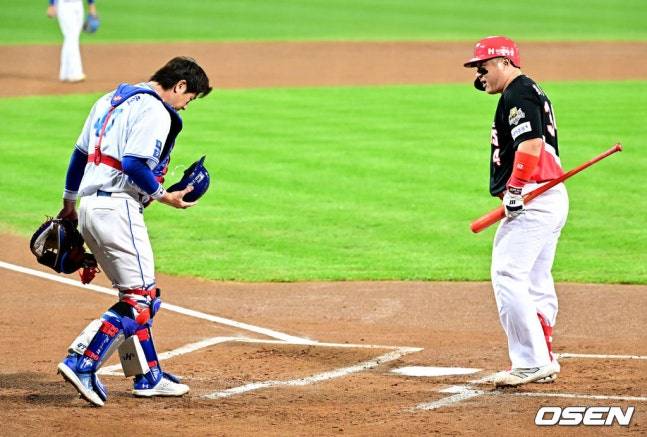 2024 한국시리즈에서 만난 강민호(왼쪽)가 최형우에게 인사를 하고 있다.