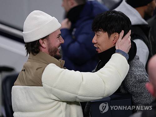 모두가 기다리던 순간이었다. 토트넘 홋스퍼 역대 최고의 레전드 중 한 명으로 꼽히는 손흥민이 토트넘 홋스퍼 스타디움을 방문하자 북런던이 들썩였다. 손흥민의 작별 인사를 보기 위해 토트넘 홋스퍼 스타디움에 모인 팬들은 손흥민을 향해 환호를 보냈다. 사진 연합뉴스