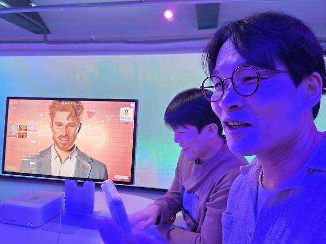 지난 2일 서울에서 열린 '애플 게임 쇼케이스'에서 김형준(오른쪽) 크래프톤 인조이스튜디오 대표가 '인조이'에 대해 설명하고 있다. [촬영 나확진]