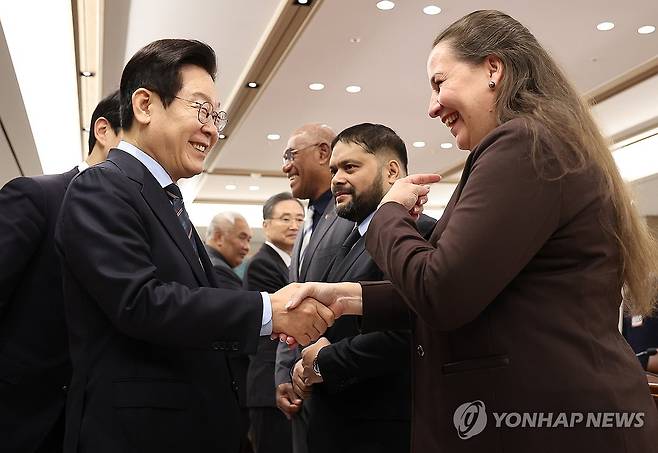 이재명 대통령, 태평양도서국 외교장관 단체 접견 (서울=연합뉴스) 김도훈 기자 = 이재명 대통령이 10일 용산 대통령실에서 한-태평양도서국 외교장관회의 참석차 방한한 외교장관들과 인사하고 있다. 2025.12.10 superdoo82@yna.co.kr