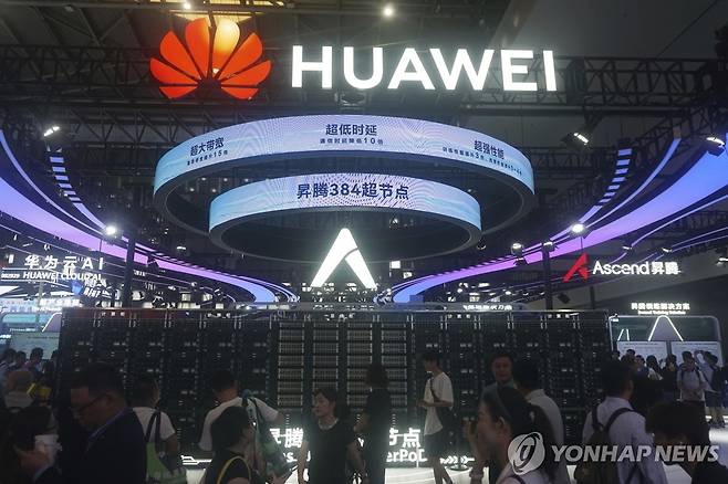 인공지능(AI) 국제회의에 전시된 화웨이 제품 [AP 연합뉴스 자료사진/Chinatopix 제공]