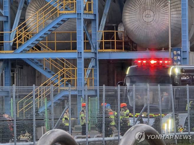 현장 살피는 소방관들 (태안=연합뉴스) 김소연 기자 = 9일 소방당국 관계자들이 충남 태안군 원북면 태안화력발전소 석탄가스화 복합발전설비(IGCC)에서 발생한 불을 모두 끈 뒤 현장을 살피고 있다. 2025.12.9 soyun@yna.co.kr