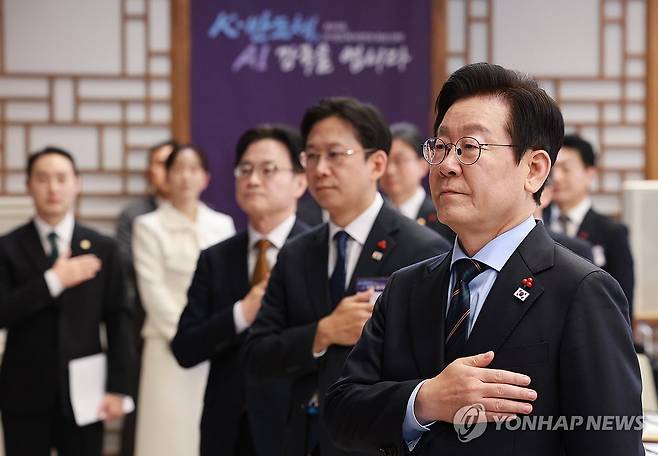 이재명 대통령, K-반도체 비전과 육성전략 보고회 참석 (서울=연합뉴스) 김도훈 기자 = 이재명 대통령이 10일 용산 대통령실에서 열린 AI 시대의 K-반도체 비전과 육성전략 보고회에서 국민의례를 하고 있다. 2025.12.10 superdoo82@yna.co.kr