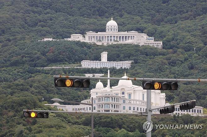 적막한 가평 통일교 본부 (가평=연합뉴스) 임병식 기자 = 한학자 통일교 총재에 대한 민중기 특별검사팀 조사가 종료된 가운데 18일 오전 경기도 가평군 통일교 본부 일대가 적막하다. 2025.9.18 andphotodo@yna.co.kr
