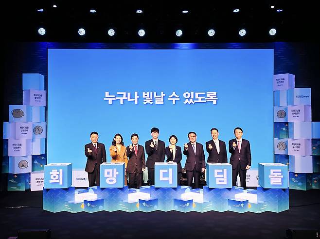 ▲ 인천광역시 부평구 청소년수련관에서 11일 열린 삼성희망디딤돌 인천센터 개소 및 10주년 기념 행사에서 참석자들이 기념 촬영하고 있다. /사진제공=삼성전자