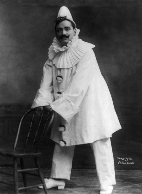 1908년 오페라 '팔리아치'에서 카니오 역으로 무대에 선 테너 엔리코 카루소. &nbsp; 출처 위키피디아