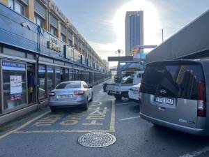 광주 서구 양동시장 소방차 출동로 구간에 주정차된 차량이 이동 구간을 막고 있다. /박건우 기자