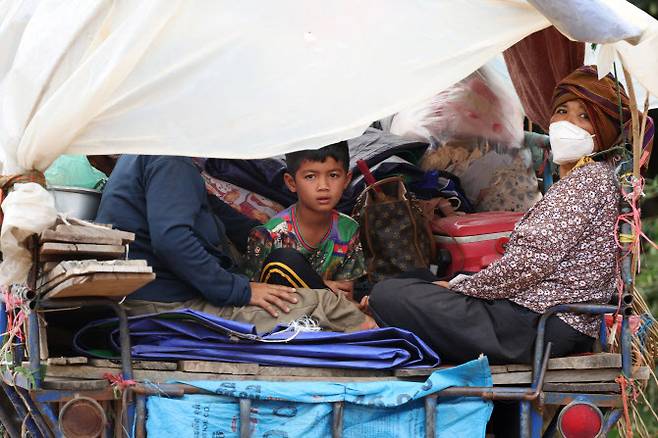 10일(현지시간) 태국과 캄보디아의 국경 충돌을 피해 캄보디아 주민들이 대피하고 있다. (사진=로이터)