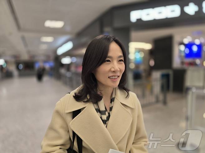 김진아 외교2차관이 10일(현지시간) 워싱턴DC 인근 덜레스국제공항을 통해 입국하며 취재진 질문에 답하고 있다. 2025.12.10. ⓒ News1 류정민 특파원