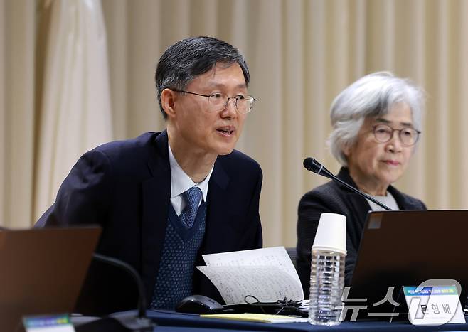 문형배 전 헌법재판관이 11일 서울 서초구 서울법원종합청사에서 '국민을 위한 사법제도 개편' 공청회에서 참석자들에게 인사를 하고 있다. 2025.12.11/뉴스1 ⓒ News1 이호윤 기자