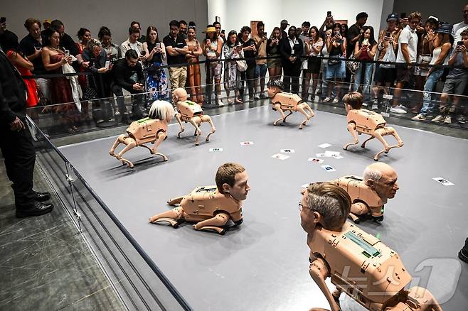 디지털 아티스트 '비플'이 미국 플로리다주 마이애미 비치 컨벤션센터에서 열린 '아트 바젤 2025' 박람회를 통해 선보인 유명인의 얼굴을 한 로봇개들. 2025.12.07 ⓒ AFP=뉴스1 ⓒ News1 이지예 객원기자