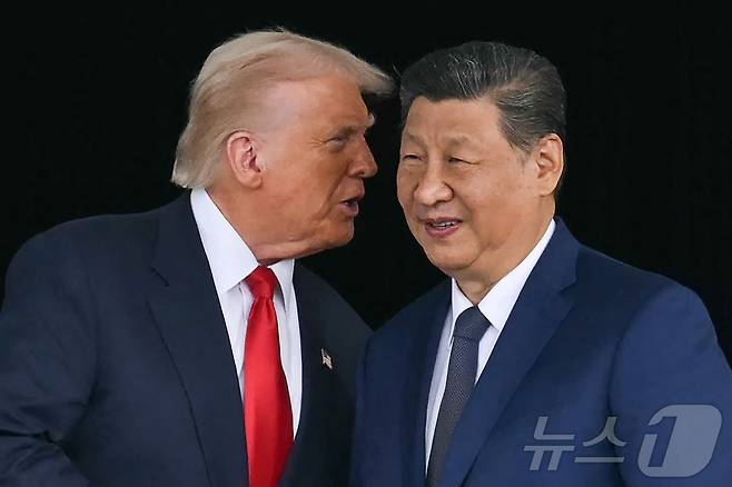 도널드 트럼프 미국 대통령(왼쪽)과 시진핑 중국 국가주석이 10월 30일 부산 김해국제공항 옆 김해공군기지에서 정상회담을 마친 뒤 대화를 나누고 있다. 2025.10.30/뉴스1 ⓒ AFP=뉴스1 ⓒ News1 박지혜 기자