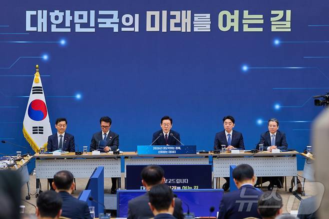 이재명 대통령이 11일 세종시 정부세종컨벤션센터에서 열린 '2026년 대도약하는 경제, 신뢰받는 데이터' 기획재정부(국세청·관세청·조달청)-국가데이터처 업무보고에서 발언하고 있다. (대통령실 제공. 재판매 및 DB 금지) 2025.12.11/뉴스1 ⓒ News1 이재명 기자