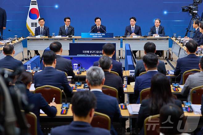 이재명 대통령이 11일 세종시 정부세종컨벤션센터에서 열린 '2026년 대도약하는 경제, 신뢰받는 데이터' 기획재정부(국세청·관세청·조달청)-국가데이터처 업무보고에서 발언하고 있다. (대통령실 제공. 재판매 및 DB 금지) 2025.12.11/뉴스1 ⓒ News1 이재명 기자