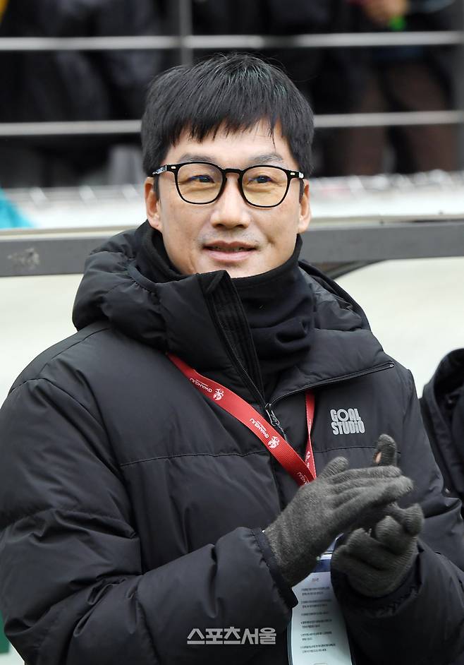 광주FC 이정효 감독이 6일 서울월드컵경기장에서 열린 2025 하나은행 코리아컵 전북 현대와의 결승전에 앞서 박수를 치며 선수들을 격려하고 있다. 2025. 12. 6.  박진업 기자 upandup@sporttsseoul.com