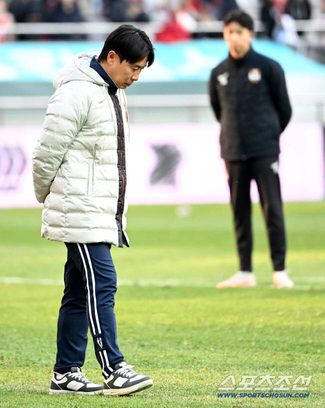 22일 서울월드컵경기장에서 열린 K리그1 FC서울과 김천상무의 경기. 김천이 3대1로 승리했다. 홈 마지막 경기를 마친 서울 김기동 감독과 선수단이 팬들에게 인사하고 있다. 상암=허상욱 기자wook@sportschosun.com/2025.11.22/