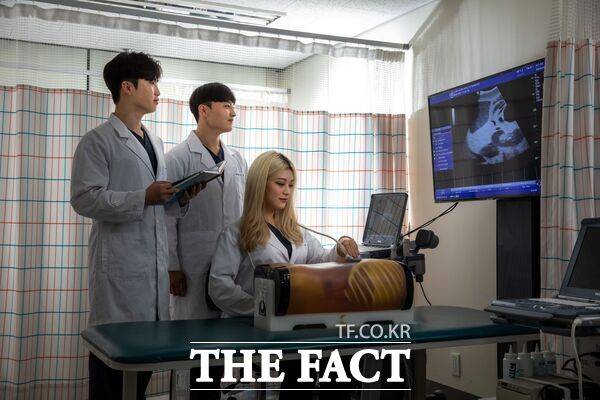 대전보건대학교 방사선학과 재학생 3명이 11일 세계적으로 공신력을 인정받는 미국 초음파사 물리 시험(SPI)에 동시 합격했다고 밝혔다. 방사선학과 내 개설된 소단위 전공 과정 중 '복부 초음파 영상학 과정' 진행 모습. /대전보건대학교