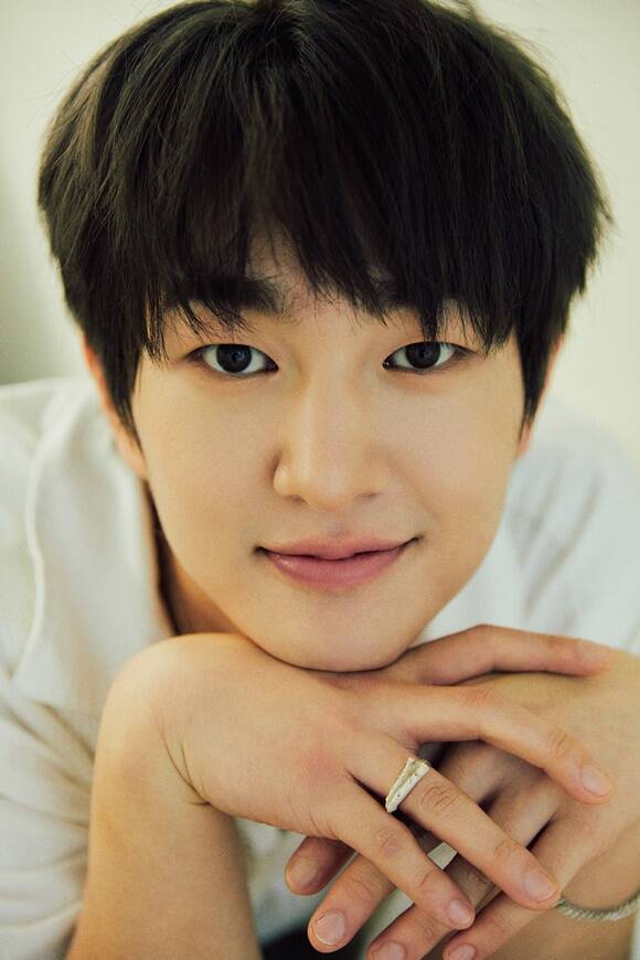 샤이니 멤버 온유가 일명 '주사 이모'와의 친분 의혹을 부인하며 "병원 방문은 피부 관리의 목적이었고 사인 CD는 진료를 해준 고마움에 대한 표현이었을 뿐"이라고 선을 그었다. /그리핀엔터테인먼트