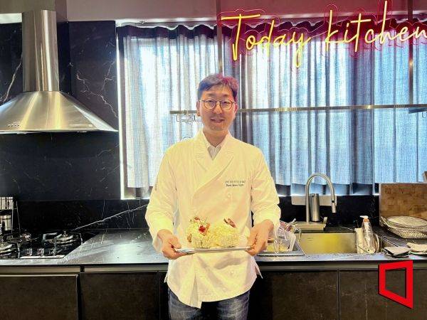 9일 오후 서울 강남구 신사동에서 박준우 셰프가 애슐리퀸즈와 콜라보한 메뉴를 들고 기념촬영을 하고 있다. 한예주 기자