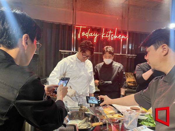 9일 오후 서울 강남구 신사동에서 오세득 셰프가 애슐리퀸즈와 콜라보한 메뉴를 이랜드이츠 직원들에게 교육하고 있다. 한예주 기자