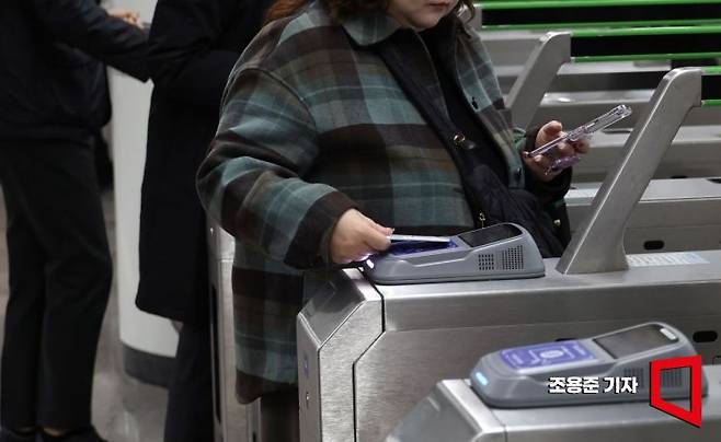 서울 5호선 광화문역에서 시민들이 지하철을 이용하고 있다. 서울교통공사 노조는 12일 총파업을 예고했다. 조용준 기자