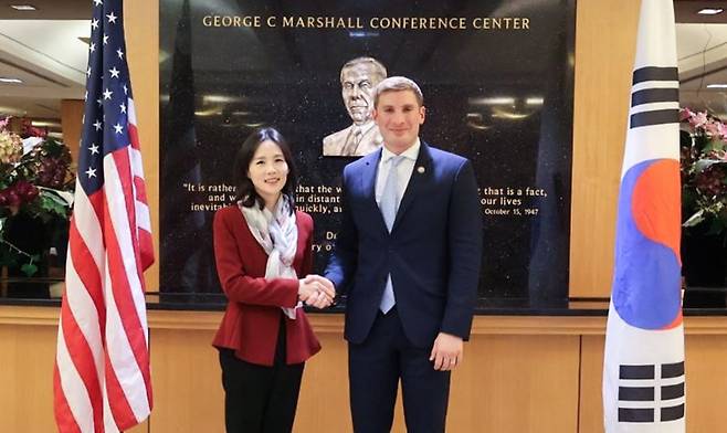 김진아 외교부 2차관과 제이콥 헬버그 미국 국무부 경제 담당 차관이 10일(현지 시각) 미국 워싱턴DC에서 열린 제10차 한미 고위급 경제협의회에서 악수하며 기념 촬영하고 있다. /외교부